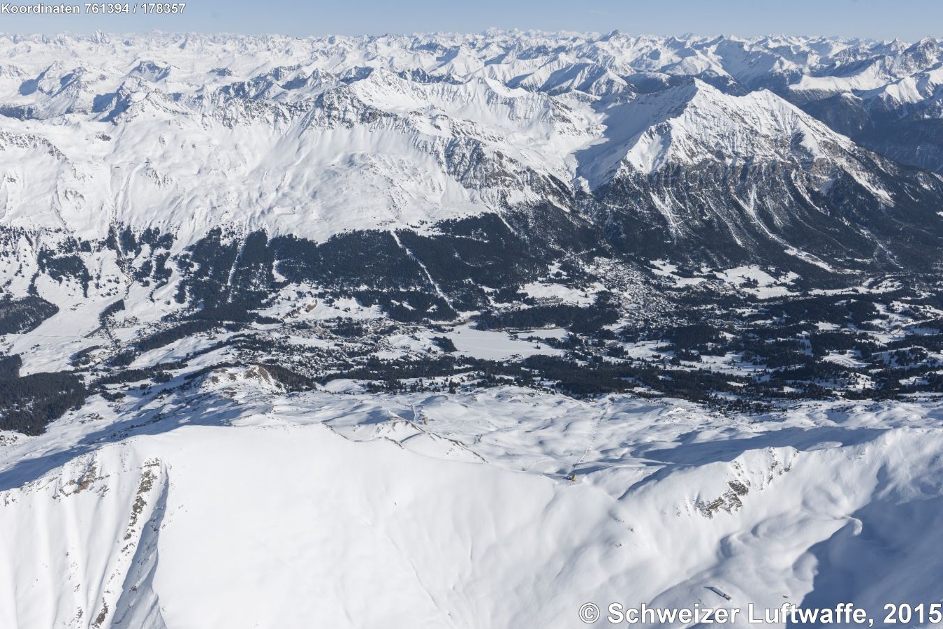 Heidsee im Bildzentrum. Links davor (nördlich): Valbella, rechts (südlich): Lenzerheide. Waldschneise mit 'Rothorn Gondelbahn' nach Scharmoin. (Position 2'762'531.26, 1'178'920.90) Blick in die Skigebiete Aroser Rothorn, Parpaner Rothorn, Parpaner Weiss- und Schwarzhorn.